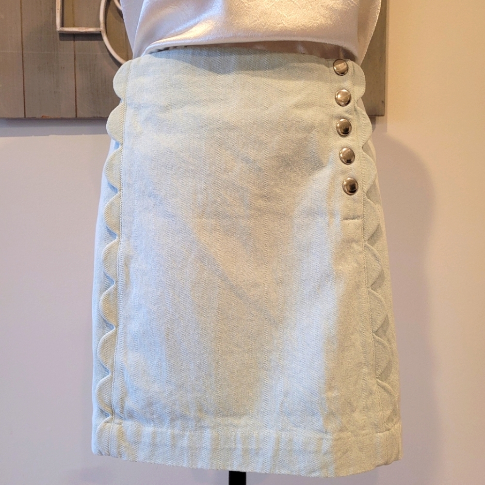 BCBGeneration Pale Mint Green Mini Skirt Scalloped Sides 5 Snap Closure Size 10
